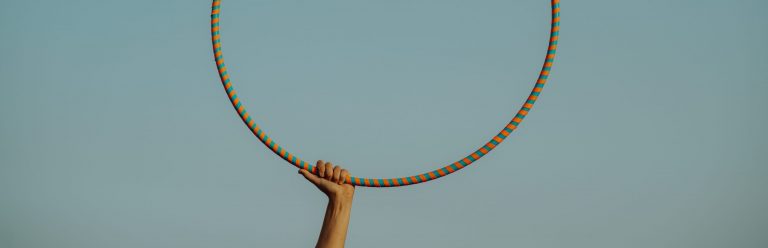 4 ways to pick up the hula hoop from the ground